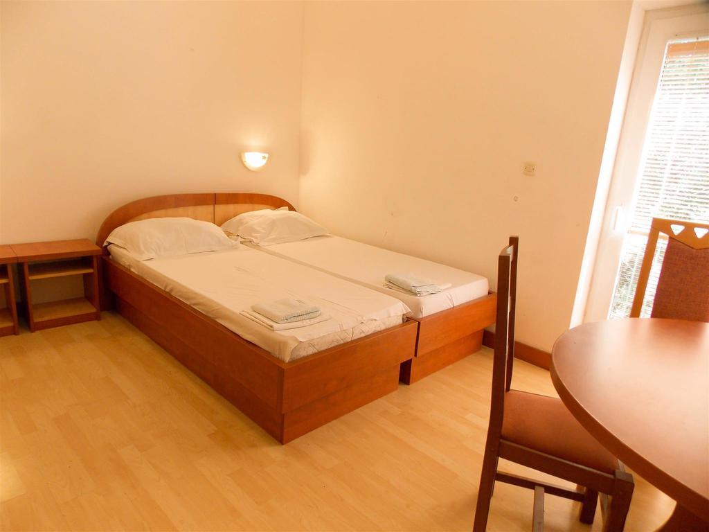 Apartments Frane (Adults Only) Novalja Room photo
